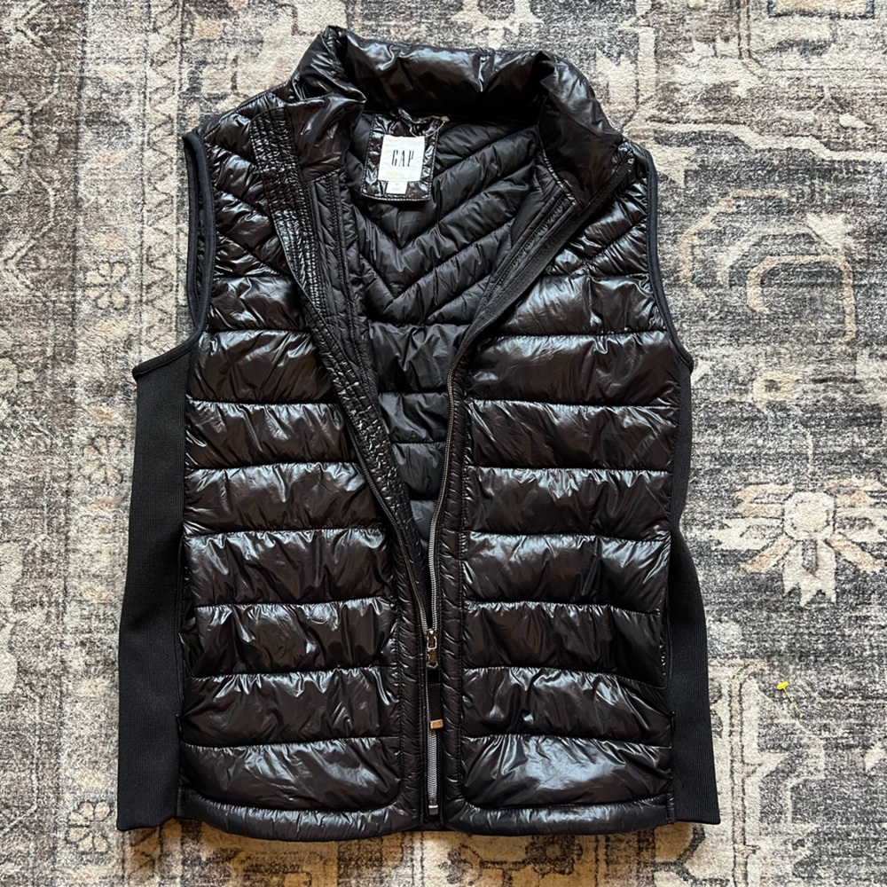 GAP Women's MediumBlack Puffer Vest with Pockets and BuiltIn Stretch Side Panel